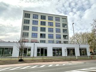 Ontdek dit energiezuinige nieuwbouw appartement op topligging! Indeling: inkomhal met ruimte voor vestiaire en toilet, lichtrijke leefruimte...