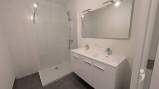 <p><span>Dit mooie nieuwbouw appartement is gelegen in residentie Luster te Aarschot, in een rustige omgeving maar toch vlakbij het station en belangrijke invalswegen (E314 - Leuvensesteenweg). Deze site heeft een mooie architectuur met extra aandacht voor duurzaamheid. Door het gebruik van energiezuinige materialen in combinatie met een warmte net (geothermie) is er veel geïnvesteerd in het comfort voor de bewoners. </span></p><p><span> </span></p><p><span>Dit tweeslaapkamer appartement is gelegen op de 1ste verdieping. De leefruimte met open keuken heeft rechtstreeks aansluiting met een praktische berging / wasplaats en een mooi overdekt terras van 9m². In de badkamer kan je een ruime inloopdouche met dubbele wastafel terugvinden. Aan de tuinkant heb je 2 mooie slaapkamers voorzien van elektrische screens.</span></p><p><span> </span></p><p><span>In de ondergrondse parking is er nog 1 staanplaats met laadpaal voor je elektrische wagen.</span></p><p><span> </span></p><p><span> </span></p><p><span>Beschikbaar vanaf 01/08/2026, €75 provisie per maand voor gemeenschappelijke delen.</span></p><p><span> </span></p><p><span>Wordt jij de bewoner van dit stijlvolle appartement? </span><span>Vraag uw bezoek aan via onze website</span></p>