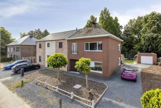 Gerenoveerde woning met 3 kamers, garage en gezellige tuin! Indeling gelijkvloers: inkomhal, apart toilet, woonkamer met eetplaats, keuken en berging/ wasplaats. Op de 1ste verdieping: nachthal, 3 slaapkamers en badkamer met ligbad en lavabo. Kelder en grote bergzolder aanwezig (mogelijkheid tot creëren extra kamers). Gezellige tuin (zuidoost georiënteerd) met grote garage. Centraal gelegen, op wandelafstand van openbaar vervoer, winkels, scholen en centrum Tremelo.