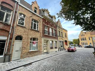 Te huur: moderne gesloten woning in het centrum van Ieper. Deze recente woning combineert eigentijds wooncomfort met een centrale ligging in het hart...