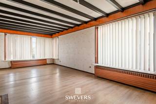 Voor meer info en foto’s, surf naar www.swevers.be – Deze splitlevel woning in de Stationsstraat 36 in Heusden-Zolder combineert ruimte, functionaliteit en een rustige ligging. Met een bewoonbare oppervlakte van 184 m² op een perceel van 21a 08ca biedt de open bebouwing drie volwaardige slaapkamers, een lichtrijke leefruimte en een ruime keuken met directe toegang tot het westgerichte terras. De woning werd gebouwd in 1971 en is netjes onderhouden, klaar voor een persoonlijke update. Dankzij brede doorgangen is het pand uitermate geschikt voor minder mobiele bewoners. De kelderverdieping van 29 m² beschikt over een garage, wasplaats en bergruimte. Buiten geniet je van een zonnige tuin met veel privacy. De ligging is uitstekend: op wandelafstand van openbaar vervoer, scholen en nabij winkels en de E314. Ideaal voor gezinnen of wie levenslang comfortabel wil wonen. Voor meer informatie, bel 011 255 155. Bron bewoonbare oppervlakte: EPC – verslag. Dit pand is onderworpen aan de renovatieverplichting van de Vlaamse overheid voor residentiële gebouwen (behoudens bij sloop binnen 5 jaar na de aankoop). Consulteer voor meer informatie de website van het Vlaams Energie- en Klimaatagentschap via https://www.vlaanderen.be/een-huis-of-appartement-kopen/renovatieverplichting-voor-residentiele-gebouwen.