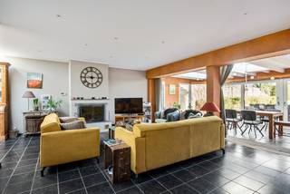 Deze woning ligt op een toplocatie in het centrum van Koningshooikt.<br /><br />Momenteel heeft deze woning vooraan een winkelruimte maar eventueel enkel wonen is perfect mogelijk.<br /><br />De woning bestaat uit een lichtrijke leefruimte, open keuken en eetkamer. De keuken is volledig geïnstalleerd en oogt landelijk modern.<br />De winkelruimte, welke zich vooraan situeert, beschikt over een werkruimte/atelier alsook de garage, wasplaats en doorgang naar de tuin.<br /><br />Verder is er op het gelijkvloers nog een berging, wasplaats en apart toilet aanwezig.<br /><br />Op de eerst verdieping bevinden zich 3 ruime slaapkamers (18,5m²/18,5m²/11m²) en een badkamer. De badkamer is uitgerust met een ligbad, douche, toilet en een dubbele lavabo in een praktisch badkamermeubel. <br /><br />Tot slot is er de aangename tuin met terras en zwembad.<br />Deze buitenruimte is de ideale plek om tijdens de zomermaanden tot rust te komen en te genieten van het buitenleven.<br /><br />Troeven:<br />+ Ligging op toplocatie<br />+ EPC label C<br />+ 3 Ruime slaapkamers<br />+ Tuin<br />+ Zwembad<br />+ Garage<br /><br />Interesse in deze centraal gelegen woning? Neem gerust contact op voor een bezoek ter plaatse via 03 337 50 70 of info@vbvastgoed.be.