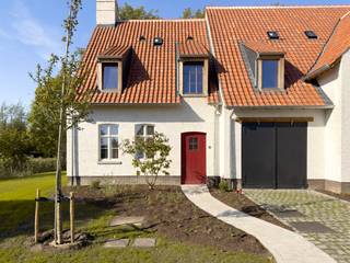<span>Gelegen in het landelijke Lapscheure, een deelgemeente van Damme, bevindt dit woonproject zich in een rustige en landelijke omgeving. Het erf grenst aan de kerk van Lapscheure en aan drie monumentwoningen die worden gerestaureerd. De combinatie van het rustig landelijke karakter van het dorp, samen met de vlotte bereikbaarheid naar de centrumsteden, Damme en Knokke-Heist, maakt deze ligging zo aantrekkelijk.<br /><br /><strong>Woning 1</strong><br />121 m² woonoppervlakte · 922 m² perceel · 3 slaapkamers · casco · 552.000 € (excl. verkooprechten, btw en kosten). <br /><br />Halfopen nieuwbouwwoning, op een zongeoriënteerd perceel van 922 m² met een magnifieke tuin. <br /><br />Op het gelijkvloers bevat de woning een ruime inkomhal, leefruimte en een open eet- en kookplaats, met gastentoilet, tuin- en fietsberging en inpandige garage.<br />Boven drie ruime slaapkamers, waarvan twee met een gedeelde badkamer. De master bevat naast een eigen badkamer ook nog een leuke dressing.<br />Apart toilet en een afzonderlijke technische ruimte.<br /><br />De zolder kan vrij ingevuld worden met extra slaapkamers, hobbyruimte of als bergruimte.<br /><br />De woning wordt wind- en waterdicht opgeleverd met volledige ruwbouw, dakopbouw en buitenschrijnwerk.<br /><br />Wie graag zelf de keuken, vloeren en sanitair afwerkt, of dat gefaseerd wil aanpakken, vindt in deze woning van het project de grootste vrijheid, tegen de laagste instapprijs.<br /><br />Heeft u interesse in deze woning? Contacteer ons via 050 60 60 78 of info@immonano.be. </span>