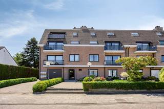 Ce penthouse exceptionnellement spacieux d'une surface de plancher brute d'environ 130 m² est situé au troisième et dernier étage d'un immeuble bien entretenu (BJ 1991) le long de la Brusselsesteenweg. Grâce à son emplacement en angle, l'appartement bénéficie d'une excellente luminosité et d'une orientation ensoleillée tout au long de la journée, ce qui garantit une sensation de vie agréable et ouverte.L'espace de vie offre un espace exceptionnel et est entouré de grandes fenêtres qui laissent entrer une abondance de lumière naturelle. La salle à manger et la cuisine sont attenantes, avec un accès direct aux terrasses qui, ensemble, représentent 14 m² d'espace extérieur. Vous pourrez y profiter du soleil du matin au soir.L'appartement dispose de trois chambres complètes, d'une salle de bain avec baignoire et douche, d'un débarras séparé et de deux toilettes. L'aménagement constitue une excellente base pour ceux qui recherchent un appartement spacieux pouvant être rafraîchi à leur goût.L'EPC est de 441 kWh/m² (label E), le label le plus élevé étant principalement dû à un chauffage électrique obsolète. L'installation électrique n'est pas conforme à la réglementation en vigueur.Un box de garage fermé séparé doit être acheté au prix de 25 000€.Une opportunité unique pour ceux qui recherchent un penthouse lumineux et exceptionnellement spacieux avec des terrasses ensoleillées et de nombreuses options pour en faire une maison contemporaine.Ce bien est soumis à l'obligation de rénovation imposée par le gouvernement flamand pour les bâtiments résidentiels (sauf en cas de démolition dans les 5 ans suivant l'achat). Pour plus d'informations, veuillez consulter le site web de l'Agence flamande de l'Énergie et du Climat via https://www.vlaanderen.be/een-woning-kopen/renovatieverplichting-voor-residentiele-gebouwenRegistre des mesures: non