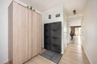 <strong>INDELING</strong><br /><strong>GELIJKVLOERS</strong><br />Inkomhal met vestiaireruimte. Woonkamer met schuifraam en toegang tot de tuin/terras. Open keuken met eethoek voorzien van de volgende toestellen nl. gasvuur, afzuigkap, koelkast, combi-oven, vaatwasmachine en dubbele spoeltafel. Toiletruimte met lavabo.<br />Berging/wasplaats met aansluiting voor wasmachine/droogkast, uitgietbak, aardgasbrander van de C.V. en warmwater, en ventilatiesysteem.<br />Badkamer voorzien van inloopdouche, badkamermeubel met lavabo. 2 slaapkamers met ingemaakte kasten en elektrische rolluiken. <br /><br /><strong>BUITEN</strong> <br />Zonnige tuin/terras. <br /><br /><strong>KELDERVERDIEPING</strong><br />Autostaanplaats en ruime kelderberging.<br /><br /><strong>BIJZONDERHEDEN </strong><br />Aluminium ramen. Dubbele beglazing. Elektrische rolluiken in slaapkamers. C.V. op aardgas (condensatieketel). Radiatoren. Ventilatiesysteem C. <br />Lift aanwezig. <br /><br /><strong>POSITIEVE ASPECTEN </strong><br />Gunstig gelegen op fiets- en wandelafstand van alle nodige voorzieningen<br />Instapklaar gelijkvloers appartement<br />Elektriciteit = conform <br />Badkamer werd in 2025 gerenoveerd <br /><br /><em>Stedenbouwkundige inlichtingen in aanvraag. </em>
