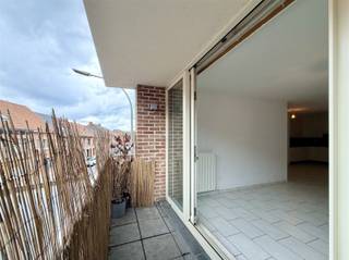 Ben je op zoek naar een knus appartement of goede investering met één slaapkamer, gelegen nabij het centrum van Temse? Lees dan zeker verder!Dit appartement werd gebouwd in 2003 en bevindt zich op de eerste verdieping van een recent appartementsgebouw. De ligging is een absolute troef: dankzij de goede verbindingen naar verschillende invalswegen en de nabijheid van het centrum van Temse, de Zaat en het water, geniet je hier van zowel bereikbaarheid als rust. Je betreedt het gebouw via de gemeenschappelijke inkomhal. Zowel met de trap als met de lift bereikt u het appartement op de eerste verdieping.De indeling is als volgt: de inkomhal biedt vestiaremogelijkheden en beschikt over een apart gastentoilet. De toilet en bijhorende handenwasser zijn splinternieuw. Verder kom je in de ruime leef- en eetruimte met rechtstreekse toegang tot het terras. Dankzij de grote raampartijen geniet deze ruimte van veel natuurlijk lichtinval. Aansluitend bevindt zich de geïnstalleerde open keuken met een aanpalende bergruimte. Het appartement beschikt over één ruime slaapkamer en een ingerichte badkamer, voorzien van een lavabo met meubel, spiegelkast en een bad met douchefunctie. Het bad met wand en bijhorend badkamermeubel werden ook pas vernieuwd.De algemene kosten bedragen €50 per maand en zijn exclusief de basishuur.Interesse om van dit instapklare appartement jouw nieuwe thuis te maken? Aarzel dan niet en neem vandaag nog contact met ons op!P-score: DG-score: D