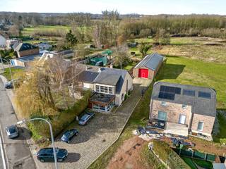 Strategisch gelegen handelshuis met ruime loods: wonen en werken in Meerbeke!Bent u op zoek naar een toplocatie met maximale visibiliteit? Dit...