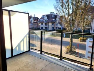 Ruim en energiezuinig 2-slaapkamer appartement gelegen op de eerste verdieping van het nieuwbouwproject 'Les Moineaux'.<br />Het appartement wordt volledig afgewerkt met keuze uit hoogwaardige materialen en omvat:<br />Inkom met toilet, ruime woonkamer met open en volledig geïnstalleerde keuken uitgevende op het terras aan de voorzijde (6,3 m²) , berging, badkamer en 2 slaapkamers.<br />Het appartement zal verwarmd worden door middel van geothermische vloerverwarming en zal voorzien zijn van zonnepanelen waardoor het appartement bijna energieneutraal zal zijn (BEN-norm), hierdoor geniet u gedurende 5 jaar van een vermindering van 100% op de onroerende voorheffing.