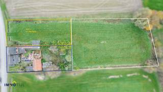 Dit perceel, gelegen in een goedgekeurde verkaveling, heeft een totale oppervlakte van zo'n 985 m² (zie plan en foto's LOT 2) en is geschikt voor...