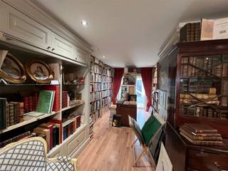 <p><span><span>Winkel- of kantoorruimte van 90 vierkante meter. Ideaal gelegen in een zijstraat van de Kapelstraat, tegenover Grutman en tussen schoenenwinkel Quetin en La Casa del Tabaco.</span></span><br /><span><span>Het pand beschikt over een gezellige koer achteraan. De winkel is volledig ingericht met inbouwkasten en is tevens voorzien van pashokjes. De winkel is dan ook instapklaar. Wenst u meer info of een plaatsbezoek, bel ons gerust op 0485 34 56 71. Ook buiten kantooruren zijn wij bereikbaar.</span></span></p><p> </p><p><strong><u>Opmerking</u></strong><span><span>: bij </span></span><strong>pop-up</strong><span><span> verhuur tot 6 maanden wordt de vermelde huurprijs verhoogd met </span></span><strong>21% BTW</strong><span><span>. Dit conform de verplichte btw-heffing op kortdurende onroerende verhuur (art. 44, § 3, 2°, a), zevende streepje Btw-Wetboek).</span></span></p>