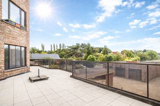 Stel je voor: thuiskomen en meteen kunnen genieten van een zuidgericht terras van maar liefst 50 m², waar de zon je begeleidt van ’s morgens tot...