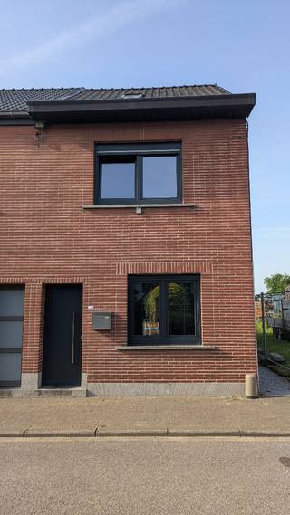 Op zoek naar een ideale starterswoning op een rustige, maar centrale locatie? Dan is deze instapklare woning in Steenhuffel zeker een bezoek waard! <br /><br />Deze charmante woning beschikt over 2 volwaardige slaapkamers en een praktische dressing, ideaal voor extra comfort en opbergruimte. <br /><br />De woning wordt verwarmd via een condenserende gasketel en werd in 2020 voorzien van nieuwe ramen met hoogrendementsglas. Dankzij de zonnepanelen en thuisbatterij geniet u bovendien van lage energiekosten en ook de elektriciteit is volledig conform, wat zorgt voor extra gemoedsrust. <br /><br />Buiten vindt u een volledig omheinde, zuidgerichte tuin waar u de hele dag van de zon kan genieten. De woning beschikt daarnaast over 2 zonneterrassen, perfect om gezellig te ontspannen of gasten te ontvangen. Extra stockageruimte nodig? Het ruime tuinhuis biedt tal van mogelijkheden. Er is een zij-ingang voorzien zodat ook fietsen makkelijk achteraan kunnen worden opgeborgen. <br /><br />Bovendien geniet u van een uitstekende ligging, met scholen en winkels in de nabije omgeving en een vlotte verbinding via het openbaar vervoer. <br /><br />Indeling van de woning: <br />- Gelijkvloers: gezellige living met eetruimte, keuken en een ruime badkamer voorzien van aansluitingen voor wasmachine en droogkast. <br />- Eerste verdieping: grote slaapkamer en afzonderlijke dressing die uitgeeft op de tweede ruime slaapkamer op het tweede verdiep. <br /><br />Troeven van deze woning: <br />- Instapklaar <br />- Zuidgerichte, omheinde tuin <br />- Zonnepanelen en thuisbatterij aanwezig <br />- Verwarming via condenserende gasketel <br />- Elektriciteit conform <br />- Vernieuwde ramen met hoogrendementsglas <br />- Gunstig kadastraal inkomen van slechts 498 euro <br />- EPC D — geen renovatieverplichting! <br /><br />Een instapklare woning met veel troeven op een aangename locatie! <br /><br />Voor bezichtiging, bel 0479/65.42.93