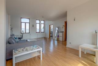 <p>Op een absolute toplocatie aan het <strong>Joseph Possozplein</strong>, midden in het bruisende centrum van Halle, bevindt zich dit aangename appartement op de tweede verdieping van een verzorgd gebouw met lift.</p><p>Dankzij de centrale ligging geniet u hier van alle comfort en voorzieningen binnen handbereik, terwijl u toch kan genieten van een rustige en aangename woonomgeving.</p><p>Bij het betreden van het appartement komt u terecht in een ruime en lichtrijke leefruimte die een aangenaam gevoel van ruimte creëert. Aansluitend bevindt zich de functionele keuken. Vanuit de leefruimte heeft u bovendien toegang tot het zonnige terras.</p><p>Verder beschikt het appartement over een ruime slaapkamer en een badkamer met douche in bad, lavabo en toilet. De praktische indeling maakt dit appartement bijzonder geschikt voor alleenstaanden, starters of investeerders die op zoek zijn naar een eigendom met een aantrekkelijk verhuurpotentieel.</p><p>Een bijkomende troef is de aanwezigheid van een afzonderlijke gasketel, wat zorgt voor een individueel en efficiënt beheer van het energieverbruik. Het gebouw is bovendien uitgerust met een lift, wat het wooncomfort extra verhoogt.</p><p>De ligging is zonder twijfel een van de grootste troeven van deze eigendom. Winkels, horeca, scholen, openbaar vervoer en tal van andere voorzieningen bevinden zich op wandelafstand, waardoor u optimaal kunt genieten van het stadsleven zonder in te boeten aan comfort. Bovendien wordt het Joseph Possozplein in de nabije toekomst heraangelegd, wat zal bijdragen aan een nog aantrekkelijkere leefomgeving en de uitstraling van deze toplocatie verder zal versterken.</p><p>Of u nu op zoek bent naar een eigen woonst op een centrale locatie of naar een interessante investering, dit appartement biedt een uitstekende opportuniteit in het centrum van Halle.</p>