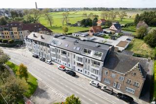 Ontdek Residentie Noordpoort in Diksmuide – Wonen in het hart van de Westhoek

Residentie Noordpoort, gelegen in de Oostendestraat te Diksmuide, biedt een unieke kans om te wonen in een moderne en comfortabele setting op wandelafstand van het bruisende stadscentrum. Met slechts 500 meter tot de Grote Markt geniet je van een centrale ligging met alle voorzieningen binnen handbereik: winkels, scholen, het station, horecazaken en meer.

Deze stijlvolle nieuwbouwresidentie bestaat uit 18 lichtrijke appartementen, elk met 2 slaapkamers en ruime zonnige terrassen en/of tuinen. Dankzij de doordachte architectuur en grote raampartijen baden de appartementen in natuurlijk licht. Bovendien bieden de meeste units een prachtig uitzicht op de Handzamedijk, een idyllisch stukje natuur langs de IJzer – perfect voor wie houdt van rust en groen. Wandelaars en fietsers vinden in de nabijgelegen IJzervlakte een waar paradijs.

Residentie Noordpoort is gebouwd met duurzame en tijdloze materialen, wat zorgt voor een warme, moderne uitstraling die jarenlang meegaat. Bovendien zijn alle nog beschikbare appartementen volledig afgewerkt, inclusief schilderwerken – je hoeft dus enkel nog je meubels te verhuizen.

Of je nu op zoek bent naar een eigen stek of een rendabele investering, Residentie Noordpoort biedt het beste van twee werelden: modern comfort op een toplocatie.
Neem vandaag nog contact op voor meer informatie of een bezoek aan het modelappartement.

HUURGARANTIE 1 JAAR: investeer in een nieuwbouwappartement. Dankzij de huurgarantie geniet je onmiddellijk van een stabiel en gegarandeerd inkomen.
ZOMERACTIE: ontvang een extra afwerkingscheque van € 5.000, exclusief btw.

Deze appartementen worden verkocht onder BTW-stelsel.