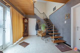 <p>Vandaag nemen we je mee naar deze zeer ruime woning met enorm veel potentieel gelegen in Wintam op een rustige locatie, op enkele minuten van de dijk.<br /><br />We komen binnen via de inkomhal die toegang geeft tot de aangename en lichtrijke leefruimte, met aansluitend de geïnstalleerde, ruime keuken. De keuken werd reeds vernieuwd in 2007. Verder vinden we op het gelijkvloers nog een gastentoilet en een praktische berging waar zich de aansluiting bevindt voor was- en droogmachine.<br /><br />De prachtige trap brengt ons naar de eerste verdieping, waar zich drie slaapkamers en een badkamer bevinden, waarvan één zeer ruime slaapkamer. <br /><br />Via de uitschuifbare trap bereiken we de zolder die momenteel dienst doet als opbergruimte. De mogelijkheid bestaat om een vaste trap te plaatsen in de ruime nachthal en deze ruimte af te werken tot slaapkamer.<br /><br />Als extra troef hebben we een gezellige tuin met terras. <br />Tevens kan je de tuin betreden via de zijingang van de woning en beschikt de woning over een oprit.<br /><br />Vanop de eerste verdieping heb je een prachtig groen uitzicht.<br /><br />Heb je interesse in deze woning met veel potentieel?<br />Neem gerust contact op via roy@julimmo.be of 0498 62 74 71.</p>