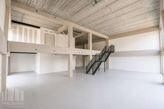<strong>Showroom/ atelier </strong>met een totale oppervlakte van<strong> 243 m²</strong> en een <strong>kantoor</strong> van <strong>121 m².</strong><br />Dankzij de uitzonderlijke ligging aan de <strong>E40,</strong> afrit 9 Jette, is dit businesspark perfect bereikbaar met de wagen en geniet het van een sterke zichtlocatie langs de <strong>N290.</strong><br /><br />Het pand wordt casco opgeleverd, zodat het volledig op maat kan worden ingericht en perfect aansluit bij de specifieke wensen en behoeften van de gebruiker. Ideaal voor kantoren, al dan niet in combinatie met showroom, opslag of atelier. Volledig aanpasbaar aan jouw bedrijfsnoden.<br /><br />De gebouwen zijn ontworpen met het oog op de toekomst en uitgerust met hoogwaardige isolatie. Ze zijn voorbereid voor zonnepanelen, warmtepompen en laadinfrastructuur en worden afgewerkt met groendaken. Dankzij de grote raampartijen zijn de kantoren bovendien licht en aangenaam om in te werken, daarnaast zijn de sanitaire voorzieningen volledig vernieuwd en operationeel.<br /><br />Het terrein wordt maximaal onthard en voorzien van waterbuffering en een geavanceerd waterrecuperatiesysteem.<br /><br />Bovendien zijn er <strong>4 privatieve parkeerplaatsen</strong> beschikbaar, met de mogelijkheid om elektrische laadpunten te installeren. Daarnaast is er een binnen fietsenstalling aanwezig. Onmiddellijk beschikbaar! <br /><br />Contacteer <strong>PANORAMA B2B</strong> voor meer inlichtingen of een vrijblijvend plaatsbezoek via <strong>0477 09 00 09.</strong>