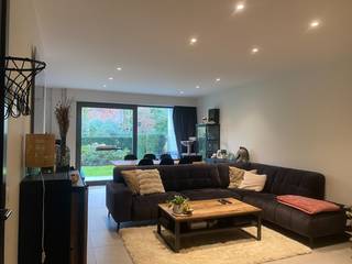 Een appartement op het <strong>gelijkvloers </strong>met een <strong>inkomhal</strong>, een apart <strong>toilet</strong>, grote <strong>woonkamer </strong>met veel lichtinval en half open ingebouwde <strong>keuken</strong>, een <strong>berging</strong>, aparte ruimte (plaats voor wasmachine en droogkast), een <strong>badkamer </strong>met meubel en inloopdouche, 1 grote <strong>slaapkamer </strong>en 1 kleine slaapkamer, 2 <strong>terrassen </strong>(vooraan en achteraan) en een ondergrondse <strong>autostaanplaats</strong>.<br /><br />Huurprijs: € 950 + € 50 (AO) per maand. <br />Beschikbaar vanaf 1 maart 2026<br /><br />EPC 84 kWh/(m² jaar) - label A<br /><br />Interesse? Aarzel niet ons te contacteren voor het maken van een afspraak. U kan ons bereiken op het nummer 09 330 61 04 of stuur een mail naar info@vastgoedminnaert.be