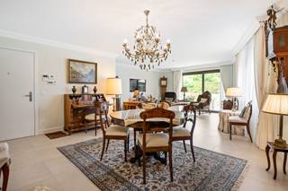 <strong>Instapklaar gelijkvloers appartement met 2 slaapkamers met ensuite badkamers, bureau en ruim terras + mogelijkheid ondergrondse autostaanplaats met berging.</strong><br /><br />Ontdek dit uitzonderlijk gelijkvloers appartement, gebouwd in 2019 met oog voor detail, comfort en energiezuinigheid. Deze woning biedt het perfecte evenwicht tussen modern wooncomfort, hoogwaardige afwerking en een rustige doch centrale ligging, dichtbij het centrum en omgeven door groen.<br /><br /><strong>Indeling: </strong>Bij het binnenkomen wordt u verwelkomd in een lichtrijke leefruimte die dankzij de grote raampartijen baadt in natuurlijk licht. De ruime woonkamer en eetplaats vormen samen een harmonieuze leefomgeving met directe toegang tot het zonovergoten terras en de verzorgde gemeenschappelijke tuin.<br /><br />De halfopen, volledig uitgeruste keuken is stijlvol geïntegreerd en sluit aan op een praktische berging met ingemaakte kasten en aansluitingen voor wasmachine en droogkast.<br /><br />Het appartement beschikt over twee volwaardige slaapkamers, elk met een eigen ensuite badkamer, wat garant staat voor optimaal comfort en privacy. De derde kamer is momenteel ingericht als een stijlvolle bureauruimte met op maat gemaakte kasten, perfect voor thuiswerk of als extra logeerkamer.<br /><br />Tot slot is er een ondergrondse autostaanplaats met privatieve berging welke optioneel bij aan te kopen is @ € 35.000.<br /><br /><strong>Bijzonderheden: </strong>Energiezuinig - Vloerverwarming - Groot privatief terras en gemeenschappelijk tuin - 2 slaapkamers met elk een eigen badkamer - Bureau of polyvalente ruimte - Algemene onkosten bedragen € 171,2 euro / maand