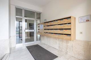 Dit perfect gerenoveerd pareltje is gelegen op de zesde verdieping in een gebouw met lift en werd recentelijk totaal gerenoveerd. Het appartement omvat een inkomhal, apart toilet, een ruime en lichtrijke leefruimte, een volledig geinstalleerde keuken, apart bureau, 2 slaapkamers, badkamer met douche en een balkon. Ondergronds is er een ruime berging en garagebox inbegrepen. Elektriciteit volledig conform, massieve parket, hoogrendementsbeglazing edm zijn slechts enkele troeven. Vanop deze verdieping heeft u een fantastisch vergezicht. Mogelijkheid tot overnemen van het meubilair. Dit is een topper in zijn prijsklasse!