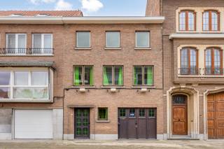 Ruime, te renoveren woning met garage, met onder meer een bewoonbare oppervlakte van 210 m², 3 slaapkamers (vierde mogelijk), een ruime tuin en...