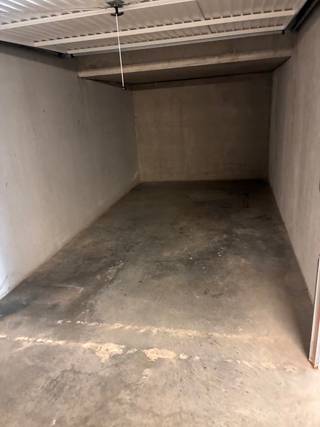 Deze gesloten garagebox is gelegen op de ondergrondse verdieping van de residentie De Paddoc.<br />De garagebox is voorzien van een manuele poort en biedt voldoende ruimte voor een grote wagen.<br />Ook het inrijden gaat vlot aangezien er voldoende ruimte is.<br /><br />De garage is 5m diep en 2,71 m breed.