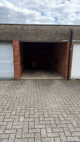 Te koop: 14 garageboxen – Individueel of als investeringspakket
Bent u op zoek naar een veilige parkeer- of opslagruimte, of wenst u te investeren in opbrengstvastgoed? Dan is dit een uitstekende opportuniteit.
Wij bieden 14 garageboxen te koop aan. De garageboxen kunnen:
- Individueel worden aangekocht, Per meerdere worden gekocht of als één volledig pakket worden overgenomen.
- Troeven:
- Flexibele aankoopmogelijkheden
- Interessante investeringskans
- Geschikt voor zowel particulieren als investeerders
Interesse? Neem gerust contact op voor meer informatie over de beschikbare garageboxen, de huurstatus en de verkoopvoorwaarden.
