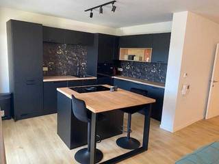 Ruim appartement op gelijkvloers met 1 slpk en stadskoer in Turnhout!U komt binnen in de ruime inkomhal die toegang geeft tot de verschillende...