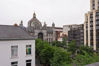 <p>Op een uiterst centrale ligging bevindt zich dit stijlvolle, volledig vernieuwde appartement waar ruimte, licht en hedendaags wooncomfort perfect samenkomen. Dankzij de grote raampartijen en de hoge plafonds geniet de leefruimte van een uitzonderlijk ruimtelijk gevoel en een overvloed aan natuurlijk licht.<br /><br />Via de lift bereikt u het appartement. De inkomhal verwelkomt u met een gastentoilet en biedt toegang tot de verschillende vertrekken. De royale leefruimte vormt het hart van de woning en sluit naadloos aan op de volledig ingerichte open keuken, voorzien van alle hedendaagse comfort. De open indeling maakt dit de ideale plek om te ontspannen of gasten te ontvangen.<br /><br />Aansluitend bevindt zich een praktische berging met aansluiting voor een was- en droogautomaat, evenals een aparte technische ruimte die extra opbergruimte biedt.<br /><br />Het appartement beschikt over twee ruime slaapkamers, die elk zijn voorzien van een eigen en-suite badkamer. Hierdoor geniet elke slaapkamer van maximale privacy en comfort, wat het appartement bijzonder geschikt maakt voor koppels, een gezin of wie graag gasten ontvangt. De badkamers zijn modern afgewerkt met kwalitatieve materialen en beschikken over een ruime inloopdouche en een dubbele of ruime wastafel.</p>