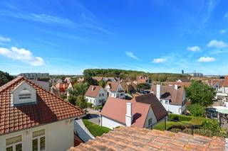 Deze charmante alleenstaande villa is uniek gelegen op het hoogste punt van het pittoreske Duinbergen, op amper 200 meter van het strand en de zee. Verscholen in een rustige en groene omgeving geniet de villa van een uitzonderlijke combinatie van privacy, een uitstekende oriëntatie en mooie vergezichten over het hinterland.<br /><br />Op het gelijkvloers bevinden zich een inkomhal met afzonderlijk toilet, een ruime en lichtrijke leefruimte met zit- en eetgedeelte, een ingerichte keuken en een garage voor één wagen. Aansluitend bevindt zich het aangename zuidgerichte terras, waar men in alle rust en discretie kan genieten.<br /><br />Op de verdieping bevinden zich vier ruime slaapkamers, elk voorzien van een lavabo, en een badkamer. Vanuit de slaapkamers geniet men van mooie uitzichten over de omgeving en een beperkt zicht op zee. Verder beschikt de woning over een zolder.<br /><br />Naast de garage is er parkeergelegenheid voor drie wagens op het perceel.<br /><br />De villa werd doorheen de jaren uitstekend onderhouden en heeft haar typische Duinbergse karakter weten te behouden.<br /><br />De ligging is zonder meer één van de belangrijkste troeven: op het hoogste punt van Duinbergen en toch op amper 200 meter van het strand, in een rustige en verscholen omgeving. Het vrijstaande karakter, de zuidgerichte buitenruimte en de grote mate van privacy maken van deze villa een bijzonder aanbod op één van de meest gegeerde locaties van Duinbergen.<br /><br />Bezoek steeds mogelijk op afspraak.
