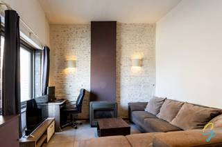 Deze op te frissen woning in loftstijl is de ideale starterswoning en perfect voor wie graag centraal woont, op wandelafstand van winkels, scholen en openbaar vervoer.<br /><br />Op het gelijkvloers bevindt zich een gezellige zithoek en de keuken die is uitgerust met een keramische kookplaat, dampkap en oven. Verder vind je hier nog een apart toilet en een praktische berging.<br /><br />De eerste verdieping beschikt over een ruime slaapkamer en een ingerichte badkamer met alle comfort. Op de tweede verdieping bevindt zich een bijzonder ruime tweede slaapkamer, die eenvoudig kan worden opgesplitst in twee aparte kamers, ideaal voor wie extra slaapkamers of een bureau wenst.<br /><br />Buiten is er een gezellige koer.<br /><br />Dankzij de centrale ligging en de vele mogelijkheden die deze woning biedt, is dit een absolute opportuniteit binnen zijn prijsklasse.<br /><br />Graag een bezoek ter plaatse? <br />Contacteer ons via 0468 15 14 41 of laura.r@cornelis-goeman.be