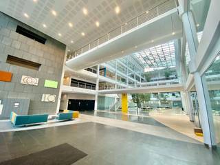 Uniek gelegen kantoorruimte van 1.203 m² met uitstekende visibiliteit te huur, deel uitmakend van het knappe kantorencomplex "Bourget".De kantoren...