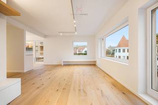 Dit fraaie appartement aan de Krommedijk, in een kleine residentie in Duinbergen en op wandelafstand van zee en strand, werd in 2025 volledig en...