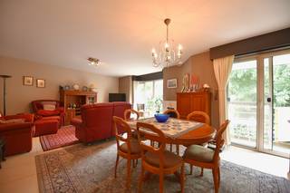 Dit ruim en rustig gelegen appartement ligt in het centrum van Evergem. Het overdekte terras vooraan heeft een mooi zicht op het groen. De indeling...