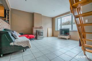 Charmante woning met tuin.STARTPRIJS: Elk bod boven deze startprijs wordt voorgelegd aan de eigenaars, die al dan niet kunnen ingaan op dit aanbod.Deze charmante woning combineert een aangename leefruimte met praktische ruimtes en een fijne buitenomgeving.Op het gelijkvloers beschikt de woning over een inkomhal, gezellige leefruimte en een open leefkeuken met aansluiting voor de wasmachine. Aansluitend bevindt zich een recente veranda van minder dan 5 jaar oud, die zorgt voor extra leefruimte en een mooie verbinding met het tuinterras en de buitenberging.Op de eerste verdieping vinden we een ruime badkamer met ligbad, douche, toilet en dubbele lavabo, naast een slaapkamer met dressing. Via een vaste trap bereikt u de zolderverdieping, waar zich nog een extra kamer bevindt die naar wens kan worden ingericht als slaapkamer, hobbyruimte of bureau.De woning beschikt over een EPC-label D, waardoor er geen renovatieverplichting geldt, de elektrische installatie is conform.Beschikbaarheid in overleg.📞 Contacteer Lorenzo voor een bezoek: 0492 08 08 08 – lorenzo@correctvastgoed.be👉 Online schattingstool: https://www.correctvastgoed.be/schatting