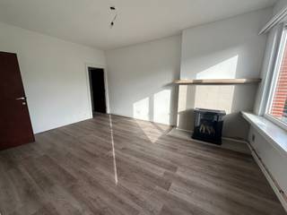 Lichtrijk 2slaapkamer appartement op rustige ligging in Deurne Zuid tussen het Boelaerpark en Boekenbergpark. <br /><br />Onmiddellijk beschikbaar - instapklaar - net nieuw geschilderd en nieuwe keuken geplaatst.<br />Vraag uw bezoek aan via: <br /><br />Indeling: ruime inkomhal, keuken voorzien van koelkast, kookvuur en vele kasten. <br />Living aan de straatkant, voorzien van een nieuwe gaskachel. De badkamer is voorzien van een douche, toilet, lavabo, nieuwe boiler en de aansluiting voor de wasmachine. <br />Tot slot 2 slaapkamers aan de achterzijde van het gebouw met een groen uitzicht. Terras van ca 10m².<br /><br />Maandelijkse kosten van € 50,00 voor de gemeenschappelijke delen en voorschot privéwaterverbruik. Gas en elektriciteit via eigen meters.<br />EPC 208 kWh/m²<br /><br />Bezoeken enkel aan te vragen via: https://mijnhuurprofiel.be/property/70f8399f-0b0e-41e2-8061-74898f7d319c