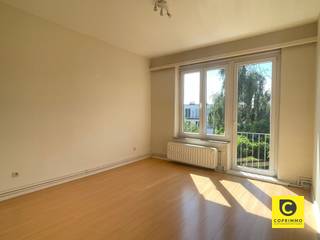 <p><span>Welkom in dit gezellige appartement gelegen in Wilrijk. Dit ruime tweekamerappartement biedt ideale mogelijkheden voor starters, koppels of kleine gezinnen die een praktische en comfortabele woning zoeken.</span></p><p><span>Gelegen vlakbij het centrum bevindt dit appartement zich toch in een rustige wijk, maar met een goede bereikbaarheid van voorzieningen, winkels en openbaar vervoer rondom.</span></p><p><span> </span></p><p><span>De woonkamer is erg lichtrijk en kent een mooie grootte; perfect voor een grote eettafel en een comfortabel salon. </span></p><p><span> </span></p><p><span>Aangrenzend vinden we de keuken. De vele kasten, aangevuld met een keramisch vuur, vaatwasser en gootsteen zorgen voor een praktisch geheel.</span></p><p><span> </span></p><p><span>Het appartement beschikt over twee volwaardige slaapkamers. Dankzij de grote ramen is ook hier een zeer aangename lichtinval.</span></p><p><span> </span></p><p><span>De badkamer werd netjes ingericht met een wastafel en moderne douchecabine.</span></p><p><span> </span></p><p><span>In de inkomhal is een apart toilet terug te vinden.</span></p><p><span> </span></p><p><span>Kosten en beschikbaarheid</span></p><p><span>€ 875 / maand</span></p><p><span>€ 75 / maand (incl provisie water)</span></p><p><span>Onmiddellijk beschikbaar</span></p><p><span> </span></p><p><span>Troeven</span></p><ul><li><span>Lichtrijk appartement</span></li><li><span>Ruime woonkamer</span></li><li><span>2 Volwaardige slaapkamers</span></li><li><span>Centrale maar toch rustige ligging</span></li></ul>