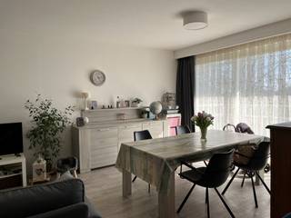 INDIEN U EEN BEZOEK WENST IN TE PLANNEN GELIEVE EEN BEZOEK AAN TE VRAGEN VIA WWW.HILLEWAERE.BE VIA DE RODE KNOPCentraal gelegen appartement met twee...