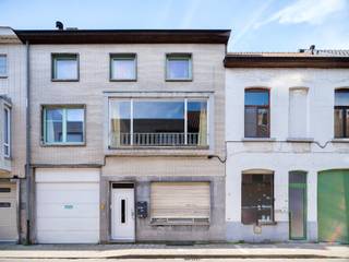 Opbrengsteigendom met magazijn en twee appartementen nabij GentGelegen in een jonge, vlot bereikbare buurt ten noorden van Gent, op korte afstand van...