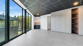 Welkom op Ambachtslaan 5/3 te As – instapklaar kantoor op toplocatie!Langs de belangrijke verbindingsweg tussen As en Genk vindt u dit volledig...