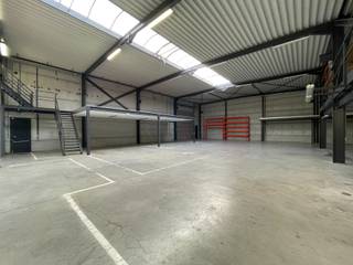 Uitstekend gelegen magazijn van 767 m², waarvan 323 m² mezzanine, met een strategische ligging en uitstekende zichtbaarheid vanaf de E17. De op- en afrit Kruishoutem bevindt zich op slechts 800 meter.<br />Het magazijn beschikt over een vrije hoogte van 6 meter, een automatische sectionale poort, polybetonvloer en lichtstraat. Daarnaast is er circa 600 m² buitenruimte beschikbaar<br /><br />Contacteer Henry Van Tornhout voor bijkomende inlichtingen, plannen of een vrijblijvend plaatsbezoek via 0474 13 37 93 of via henry@kmovastgoed.be
