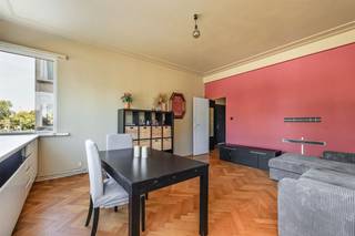 <p><span>Ben je op zoek naar een instapklaar en functioneel appartement in een karaktervol art-decogebouw, vlak bij het Mastvestpark? Dan is dit charmante tweeslaapkamerappartement zeker een bezoek waard. De prachtige visgraatparket, hoge plafonds, overvloedige lichtinval en de rustige ligging aan de achterzijde van een statig art-decogebouw zorgen voor een warme en aangename woonbeleving. Hier geniet je van een geslaagde combinatie van karakter, comfort en praktisch woonplezier.</span><span> </span><span>Met een gemeenschappelijke fietsenberging en twee privatieve bergingen geniet je bovendien van heel wat extra opbergruimte.</span></p><p><span> </span></p><p><span>Authentieke charme & veel licht</span></p><p><span>Via de lift of de trap bereik je het appartement op de eerste verdieping. Achter de veilige, brandwerende inkomdeur met zevenpuntssluiting kom je binnen in de inkomhal op prachtige doorlopende visgraatparket. De ingemaakte kast biedt meteen handige opbergruimte en vanuit de hal heb je toegang tot het aparte gastentoilet en de leefruimte.</span></p><p><span>De woonkamer baadt in het daglicht dankzij de brede raampartijen over de volledige gevelbreedte. De warme visgraatparket, de hoge plafonds met sierlijke moulures en de rustige ligging zorgen voor een aangename sfeer. Je hebt hier moeiteloos plaats voor een ruime zithoek én een gezellige eethoek. De aparte keuken bevindt zich aan de andere kant van het appartement en is praktisch ingericht met een oven, vaatwasser, koelkast, dubbele spoelbak en voldoende kastruimte. Via de keuken stap je het balkon op, ideaal om even buiten te genieten of je kruidenplantjes een plaats te geven.</span></p><p><span> </span></p><p><span>2 rustige slaapkamers</span></p><p><span>Via de nachthal, eveneens afgewerkt met de originele visgraatparket, bereik je de twee slaapkamers en de badkamer. De ruime master bedroom geniet van veel natuurlijk licht en is uitgerust met een vliegenraam. Ook de tweede slaapkamer is een volwaardige kamer met dubbele ramen en dezelfde mooie parketvloer. Ideaal als kinderkamer, bureau of logeerkamer.</span></p><p><span>De badkamer is volledig betegeld en beschikt over een ligbad en lavabo. Bovendien beschikt het appartement over maar liefst twee extra bergingen, waardoor je nooit opslagruimte tekortkomt waarvan één in de kelder en één op de mansardeverdieping</span></p><p><span> </span></p><p><span>Groen wonen met de stad binnen handbereik</span></p><p><span>De geliefde Tentoonstellingswijk combineert rust met een uitstekende bereikbaarheid. Tram 2 en 6 stoppen letterlijk voor de deur en op amper vijftig meter vind je een Velo-station. Met de wagen bereik je in enkele minuten de Ring en de A12. Voor je dagelijkse boodschappen hoef je niet ver, terwijl je voor een wandeling of een sportieve namiddag terechtkunt in het Middelheimpark, Nachtegalenpark of langs de Mastvest. Ook de sportterreinen aan de Wilrijkse Pleinen liggen vlakbij.</span></p><p><span> </span></p><p><span> </span></p>