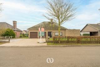 Cherchez-vous une maison exceptionnellement spacieuse avec plus de 300 m² de surface habitable dans un quartier résidentiel calme à Kruisem ? Alors cette propriété vaut absolument la peine d'être découverte.<br /><br />Les chambres très spacieuses, l'immense grenier avec potentiel d'extension et la connexion facile avec la N60 et diverses commodités font de cette maison une opportunité particulièrement intéressante pour ceux qui souhaitent combiner espace et accessibilité.<br /><br />DISPOSITION<br /><br />La maison est actuellement entièrement aménagée au rez-de-chaussée. Vous entrez par le hall d'entrée avec accès au salon lumineux et à la cuisine spacieuse. De plus, la maison dispose d'un très grand espace bureau, de trois chambres à coucher complètes et d'une salle de bains.<br />Cette disposition rend également la maison idéale pour ceux qui veulent vivre au rez-de-chaussée ou combiner vie et travail.<br /><br />En outre, il y a un grenier exceptionnellement grand, partiellement aménagé et offrant encore de nombreuses possibilités d'extension telles que des chambres supplémentaires, un espace de loisirs ou un espace polyvalent.<br /><br />Vous vous imaginez vivre ici dans tout le confort et l'espace ? Alors contactez-nous dès aujourd'hui et planifiez votre visite.