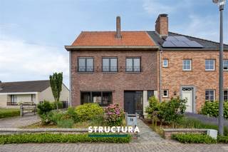 Gezinswoning met 4 slaapkamers in rustige, doodlopende straat te MerchtemBent u op zoek naar een ruime gezinswoning met potentieel, gelegen op een rustige locatie nabij alle voorzieningen? Dan is deze halfopen bebouwing in een doodlopende straat zeker een bezoek waard. Met een bewoonbare oppervlakte van ca. 149 m², vier slaapkamers, een conforme elektrische installatie en een aangename ligging op wandelafstand van het centrum van Merchtem, winkels, scholen en openbaar vervoer, biedt deze woning een uitstekende basis. IndelingGelijkvloers: een inkomhal, een badkamer met douche, lavabo en toilet, een ruime en lichtrijke leefruimte met kachel, gevolgd door een aparte keuken met toegang naar buiten. Achteraan bevindt zich nog een praktische bergplaats. De indeling van het gelijkvloers biedt tal van mogelijkheden voor verdere modernisering en optimalisatie.De eerste verdieping omvat vier volwaardige slaapkamers, ideaal voor een gezin of voor wie extra ruimte zoekt voor een bureau of hobbykamer. Via een valtrap bereikt u de ruime zolderverdieping, die momenteel dienstdoet als bergruimte maar potentieel biedt voor verdere inrichting.Buiten geniet u van een onderhoudsvriendelijke voortuin, een privatieve oprit en een aangename buitenruimte rondom de woning.Karakteristieken- Halfopen bebouwing- Bewoonbare oppervlakte: ca. 149 m²- Perceeloppervlakte: 2a29ca- Rustige ligging in een doodlopende straat- Conforme elektrische installatie- Rolluiken aanwezig- EPC-label F – renovatieverplichting van toepassing binnen de 6 jaar na aankoop- Veel potentieel voor wie de woning naar eigen smaak wenst op te frissen- Maatregelen in het maatregelenregister: neeDeze woning combineert een rustige en kindvriendelijke ligging met een verrassend ruime indeling en tal van mogelijkheden. Dankzij de conforme elektriciteit, vier slaapkamers en de uitbreidbare zolder vormt dit een interessante opportuniteit voor gezinnen, investeerders of handige kopers die op zoek zijn naar een woning met potentieel. Contacteer Structura voor meer informatie of een bezoek ter plaatse via 02 460 80 46 of info@structura.be