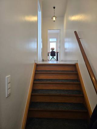 Wonen in het hart van Zurenborg? Dit is uw kans.<br />Dit volledig gerenoveerde herenhuis combineert karakter, ruimte en modern comfort op een toplocatie. Met hoge plafonds en overvloedig natuurlijk licht straalt elke ruimte pure klasse uit.<br />De woning beschikt over maar liefst vier volwaardige slaapkamers, twee stijlvolle badkamers en twee woonkamers. Perfect voor gezinnen of slimme co-housing. Dankzij de hoogwaardige renovatie en driedubbele beglazing geniet u bovendien van optimaal wooncomfort en energiezuinigheid.<br />Buiten de deur ligt het beste van Zurenborg aan uw voeten: gezellige koffiebars, een ambachtelijke bakker en de bruisende Dageraadplaats bevinden zich op wandelafstand.<br />Instapklaar, karaktervol en perfect gelegen — woningen zoals deze zijn zeldzaam.<br />Wacht niet te lang en plan vandaag nog uw bezoek.