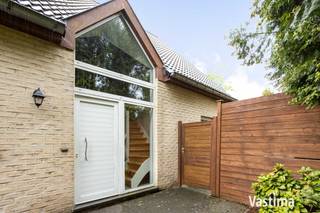 Bent u op zoek naar een ruime, instapklare woning waar rust, comfort en bereikbaarheid perfect samenkomen? Deze karaktervolle woning, gelegen in een rustige, doodlopende straat zorgt voor een aangename woonomgeving, terwijl u toch dicht bij het centrum van Nieuwerkerken woont. Dankzij de rustige ligging, de vlotte bereikbaarheid en de vele praktische troeven biedt deze woning volop ruimte en comfort voor het hele gezin.<br /><br />CV Aardgas (2022) / EPC label B / Dubbel glas / Betonnen constructie / Elektriciteit conform / Regenwaterput 10.000 L / Bouwjaar 2004 / …<br /><br />Bij het betreden van de woning wordt u verwelkomd in een statige inkomhal die meteen een aangename eerste indruk geeft. Van hieruit komt u in de lichtrijke leefruimte, die dankzij de extra zithoek over een mooie veelzijdigheid beschikt. Deze ruimte kan perfect worden ingericht als gezellige zithoek, speelruimte of praktische bureauruimte.<br /><br />Aansluitend bevindt zich de ruime keuken, een aangename plek waar u alle ruimte heeft om comfortabel te koken. Zo vormt deze ruimte een fijne plek om samen te genieten van heerlijke maaltijden en gezellige momenten. Vanuit de leefruimte en keuken kan u ook overal genieten van het groene uitzicht.<br /><br />Vanuit de inkomhal is er toegang tot een praktische bergruimte, voorzien van aansluitingen voor wasmachine en droogkast. Daarnaast beschikt de woning over een ruime dubbele inpandige garage, die rechtstreeks vanuit de woning bereikbaar is. Ook op de oprit is er voldoende parkeergelegenheid voor twee wagens, wat zorgt voor extra comfort en parkeermogelijkheden.<br /><br />Op de eerste verdieping beschikt de woning over een lichtrijke en ruime overloop en maar liefst vier slaapkamers, waardoor er volop ruimte is voor het hele gezin. Daarnaast is er een aparte bureauruimte die perfect kan worden ingericht als vijfde slaapkamer. De ruime badkamer maakt deze verdieping compleet en is voorzien van een ligbad, douche en toilet. Een comfortabele en praktische verdieping die helemaal is afgestemd op het dagelijkse gezinsleven.<br /><br />Bovendien is er een ruime zolder, bereikbaar via een luik. Deze praktische ruimte biedt heel wat extra opbergruimte en maakt het eenvoudig om spullen te stockeren.<br /><br />Ook buiten heeft deze woning heel wat te bieden. De tuin loopt volledig rondom de woning en biedt verschillende mogelijkheden om te genieten van de buitenruimte.<br /><br />Het aanwezige tuinhuis zorgt bovendien voor extra bergruimte voor tuinmateriaal en andere spullen.<br /><br />Interesse in deze piekfijn onderhouden woning? Ga naar Vastima.be voor meer informatie of een bezoek.