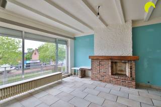 <p><span>In een kleinschalige residentie vinden we dit op te frissen appartement met 2 slaapkamers met ruime, inpandige garagebox, inbegrepen in de prijs!</span></p><p><span>In de straat vinden we het openbaar vervoer richting Lier en Mortsel.</span></p><p><span> </span></p><p><span>Via de gemeenschappelijke inkom nemen we de trap tot bij het appartement op de tweede verdieping.</span></p><p><span>Vooraan het gebouw vinden we de leefruimte (30m²) met rolluiken. Hier hebben we toegang tot de keuken.</span></p><p><span>Langs de achterzijde van het gebouw zijn er 2 slaapkamers (14m² - 6m²) eveneens met rolluiken. In het midden van het appartement is een berging/bureau/eventueel 3e slaapkamer van 5m².</span></p><p><span>De badkamer heeft een bad/douche en wastafel. Wc is apart.</span></p><p><span> </span></p><p><span>Tot slot vinden we aan de achterkant van het gebouw een ruime, inpandige garagebox. Deze is binnen rechtstreeks toegankelijk via appartementsgebouw en inbegrepen in de prijs.</span></p><p><span> </span></p><p><span>Elektriciteit is conform!</span></p><p><span>EPC: 576 kWh/m²j -> renovatieplicht van toepassing binnen 6 jaar</span></p><p><span>Oppervlakte volgens meting EPC.</span></p><p><span> </span></p><p><span>Voor meer info of een bezoek ter plaatse bel 03/449.42.41 of surf naar www.habicom.be</span></p><p><span>Benieuwd naar de waarde van jouw woning? Check het gratis op www.watismijnhuiswaard.be</span></p>