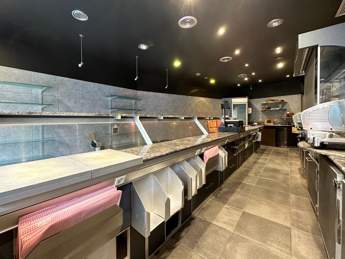 Te koop, topgelegen handelspand met woonst en tuin in hartje Ronse - photo 5