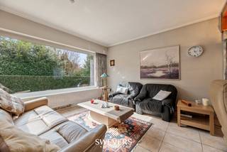 Voor meer info en foto’s, surf naar www.swevers.be – Instapklare open bebouwing op een mooi perceel van 843 m² in Koersel, waar ruimte, comfort en een praktische indeling mooi samenkomen. Deze woning uit 1965, gelegen in de Reigerstraat 17, biedt een bewoonbare oppervlakte van 140 m² en beschikt over een vernieuwde badkamer uit 2016. De inkomhal geeft toegang tot de verschillende leefruimtes. Centraal in de woning ligt de lichtrijke woonkamer van 26,42 m², met aansluitend een gezellige zithoek. De praktische keuken van 9 m² staat in directe verbinding met de leefruimte, wat zorgt voor een vlotte circulatie. Verder is er nog een extra kamer die vandaag ingericht is als ontbijthoek, maar ook perfect kan dienen als bureau, hobbyruimte of speelkamer. Vanuit deze ruimte is er toegang tot het terras. Via de nachthal bereik je drie slaapkamers van 9 m², 9 m² en 15,75 m². De badkamer is uitgerust met een ligbad en wastafel, en het toilet is apart voorzien. Extra troeven zijn de kelder van 30 m² met meerdere praktische ruimtes en de garage van 16 m². De oostgerichte tuin biedt veel ochtend- en voormiddagzon en vormt een fijne buitenruimte om verder naar eigen smaak in te richten. Bovendien woon je hier op een gunstige locatie, met winkels op 90 meter, openbaar vervoer op 36 meter, scholen, restaurants en ontspanning in de nabije omgeving, en een vlotte verbinding naar de snelweg op 5,6 km. Een ideale woning voor wie op zoek is naar een verzorgde gezinswoning met potentieel. Voor meer informatie, bel 011 255 155. Bron bewoonbare oppervlakte: EPC – verslag.