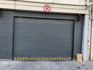 Overdekte en afgesloten autostaanplaats vlak bij Rooseveltplaats.Vlotte in-en uitrij, brede poorten met afstandsbediening. Zeer lichte parking...