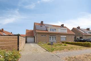 Deze halfopen woning is gelegen in het landelijke Mater, een deelgemeente van Oudenaarde. <br />De woning werd recent gerenoveerd: zo werd het huis voorzien van o.a. vloerverwarming op het gelijkvloers, zonnepanelen met batterij en airco's.<br />Op 2 minuten van het pittoreske dorpsplein (Materplein) en op 10 min. rijden van de Markt in Oudenaarde. De woning bevindt zich in een kindvriendelijke straat met in de omgeving heel wat fiets en-wandelroutes. <br /><br />INDELING:<br />Gelijkvloers:<br />* inkomhal met apart toilet<br />* toegang naar kelder <br />* lichtrijke leefruimte met airco en zicht op de tuin<br />* open keuken met eiland <br />* aparte garage met zolder<br />* omheinde tuin met terras en zonneluifel <br /><br />Eerste verdieping: <br />* slaapkamer 1<br />* slaapkamer 2<br />* slaapkamer 3<br />* badkamer met ligbad en douche<br /><br />ALGEMENE INFORMATIE:<br />* EPC B<br />* centrale verwarming (nieuwe gasketel 2026)<br />* gelijkvloers op vloerverwarming <br />* airco aanwezig<br />* zonnepanelen (2023) en batterij <br />* geïsoleerde zolder <br />* ramen vernieuwd <br />* rolluiken aanwezig <br />* stadswater<br /><br />Bestuursmaatregelen in het maatregelenregister: nee